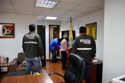 Despacho. Los funcionarios de la Policía y la Fiscalía recogieron indicios en el edificio del Consejo de la Judicatura.