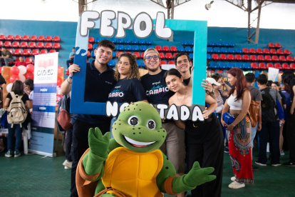 Los novatos aprovecharon para tomarse fotos con ‘Polito’ , que representa a la tortuga símbolo de la Espol.