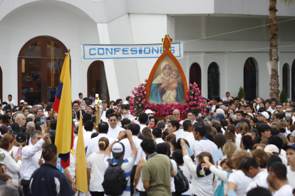 Llegaron de varios puntos de la urbe y caminaron junto a la imagen de la Virgen