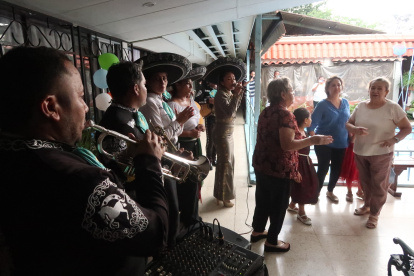 Artistas.- Un grupo de madres bailar al ritmo de los mariachis.