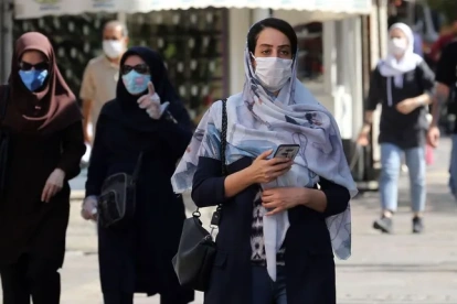 Mujeres en Irán  usar obligatoriamente el velo para salir a la calle.