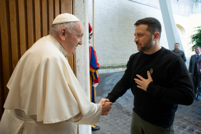 El papa Francisco y Volodimir Zelenski, en el despacho del pontífice.