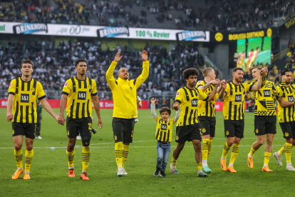 Los jugadores del Borussia Dortmund agradecieron el apoyo ante el Borussia Moenchengladbach.