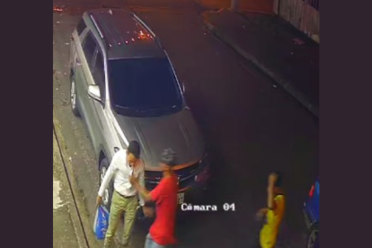 En un video se aprecia cuando tres sujetos lo abordan y lo meten en su propio auto.