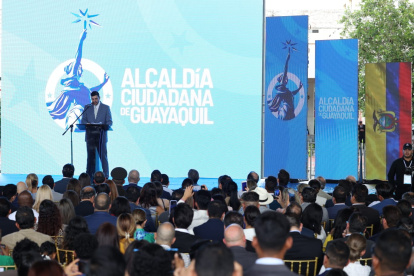 Con casi media hora de atraso, con una dosis de emotividad y aspiraciones, Álvarez encendió al público con su discurso