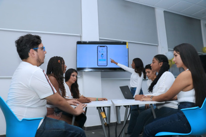Los estudiantes de la carrera de psicología muestran el funcionamiento de la aplicación que crearon.