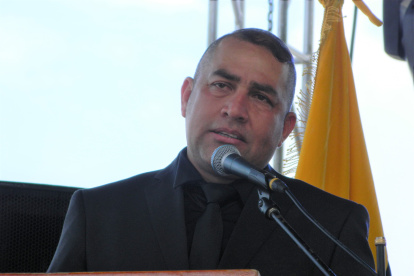 El nuevo alcalde de Playas, Gabriel Balladares, durante la ceremonia de posesión de su cargo, este 14 de mayo.
