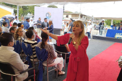 La artista Juanita Córdova fue elegida viceprefecta de Santa Elena en la sesión de posesión de autoridades y los asistentes le pidieron que cantara.