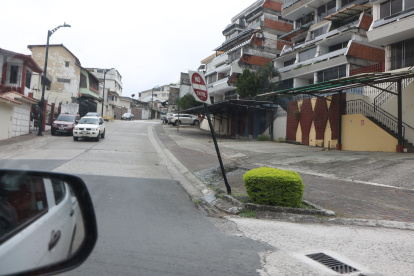 Esta señal de tránsito dañada está ubicada en la Sexta y Dátiles, Urdesa.