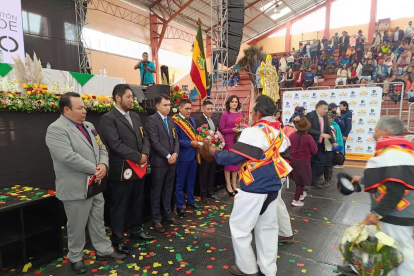Las autoridades de Píllaro reciben ofrendas de ciudadanos.