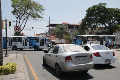 El control del tránsito es escaso en la Ernesto Albán que rodea varias ciudadelas del sur de la ciudad.
