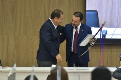 Santiago Guarderas entrega el bastón de mando de la ciudad a Pabel Muñoz, nuevo alcalde de Quito