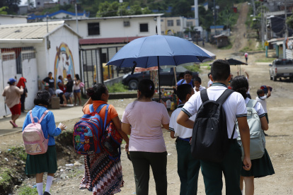 Los padres acuden todos los días a los colegios a la entrada y salida para dejar y recoger a sus hijos.