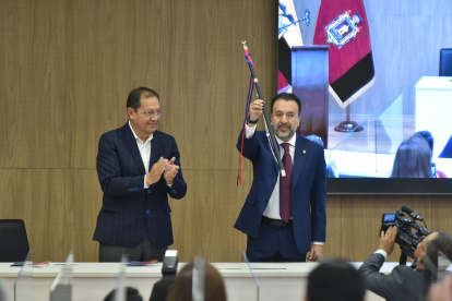 El alcalde Pabel Muñoz recibió el bastón de mando de su antecesor.