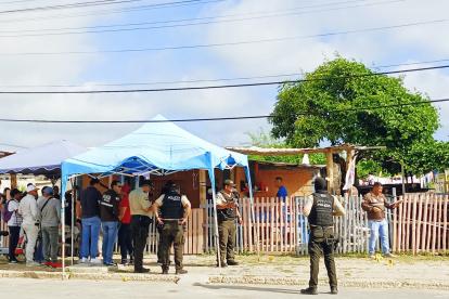 Salinas. Alrededor de la escena del crimen estaban los vecinos.