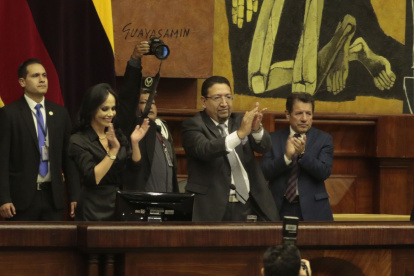 Reelectos. Marcela Holguín y Virgilio Saquicela quedan al frente de la Asamblea con un único propósito: terminar con el golpe constitucional ya iniciado.