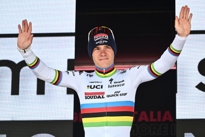 Remco Evenepoel recupera el liderato que perdió en la cuarta y es el primer corredor que repite  victoria de etapa en esta edición del Giro.