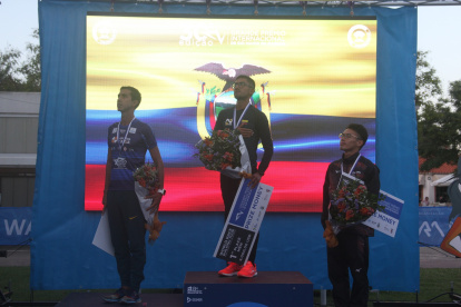 Daniel Pintado (c) confirmó sus condiciones en los 20 kilómetros marcha tras ganar la prueba en el Gran Premio de Rio Maior, en Portugal.