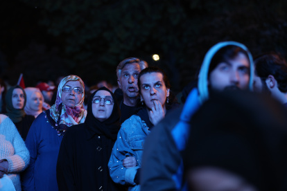 Seguidores del presidente Recep Tayyip Erdogan miran en una pantalla los resultados de las elecciones presidenciales de este domingo 14 de mayo.