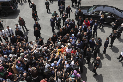 El presidente turco Tayyip Erdogan y su esposa Emine Erdogan se reúnen con seguidores en las afueras de un recinto electoral.