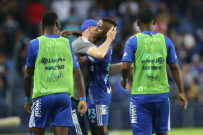 Todo el festejo de Miller Bolaños con su entrenador Miguel Rondelli, en el gol de Emelec