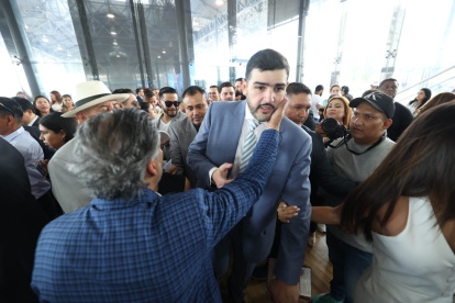 Alcalde de Guayaquil saludando con los simpatizantes.