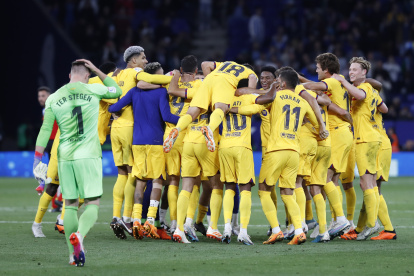Los jugadores del FC Barcelona celebran proclamarse campeones de LaLiga Santander tras ganar al Espanyol este domingo en el RCDE Stadium de Cornellá de Llobregat (Barcelona).