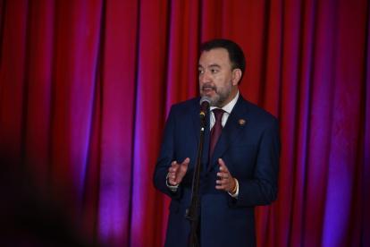 Fue apoyado por simpatizantes.