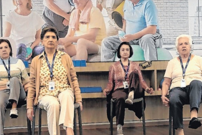 Los adultos mayores efectúan una rutina de ejercicios físicos guiados. El 80 % de asistentes son mujeres