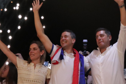 Santiago Peña, celebra junto a su esposa Leticia Ocampos y el vicepresidente electo, Pedro Alliana, su discutida victoria