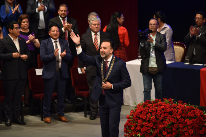 Muñoz recibió el bastón de mando por parte del exalcalde Santiago Guarderas.