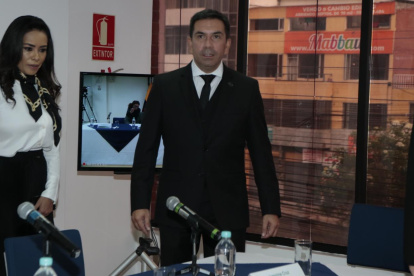 Roberto Meza  junto con los miembros de la comisión en el caso Gabela.