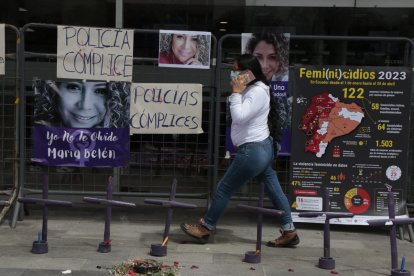 Colectivos feministas, familiares y amigos realizan un plantón mientras se realiza la audiencia en el caso Bernal.