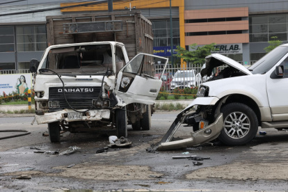 Así quedaron los vehículos afectados por el atentado en Durán.