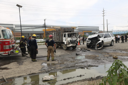 La Policía confirma dos de sus servidores heridos.