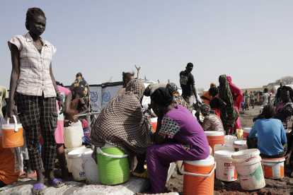 Los combates hacen que la gente emigre en Sudán busca de refugios.