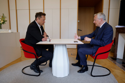 Versailles (France), 15/05/2023.- Electric car maker Tesla CEO Elon Musk meets with French Minister for the Economy and Finances Bruno Le Maire (R) on the sidelines of the 6th edition of the "Choose France" Summit at the Chateau de Versailles, outside Paris, France, 15 May 2023. Since 2018, the Choose France Summit seeks to promote France"s economic attractiveness and encourage international investment across the country and brings together hundreds of leaders from the largest multinational corporations. (Francia) EFE/EPA/LUDOVIC MARIN / POOL MAXPPP OUT