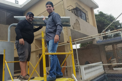 Docentes universitarios muestran el panel con el que funcionará el dispositivo creado por la academia.