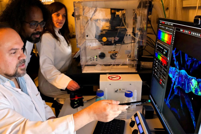 Diego Sepúlveda Falla (izq.), junto a sus colegas Nelson Villalba y Lisa Littau, en el Centro Médico Universitario Hamburgo-Eppendorf (Alemania).