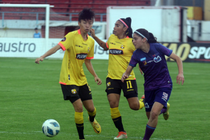 Madelin Riera (c) fue la figura de Barcelona en la victoria sobre Ñusta.