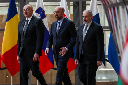 El presidente de Azerbaiyán, Ilham Aliyev (I), y el primer ministro de Armenia, Nikol Pashinyan (D), están acompañados por el presidente del Consejo Europeo, Charles Michel (C).