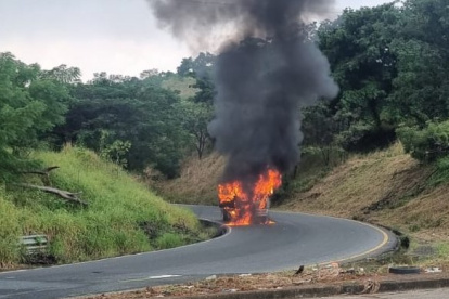 La emergencia con el vehículo de carga pesada ocurrió en plena oreja vial de la Orellana.
