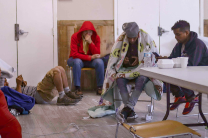 Migrantes descansan en un albergue en El Paso, Texas (EE.UU.).