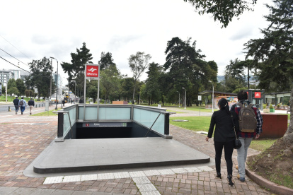 Cierre. El jueves 11 de mayo, en la tarde, las estaciones quedaron inhabilitadas pese a la espera de la gente en los exteriores