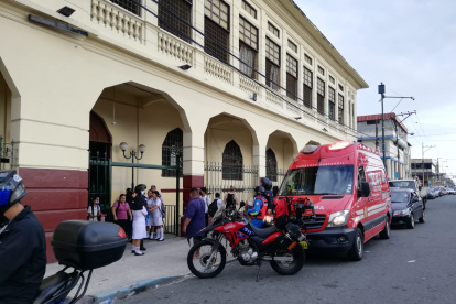 Las ambulancias llegaron al colegio Rita Lecumberri para atender a los estudiantes que presentaban problemas respiratorios.