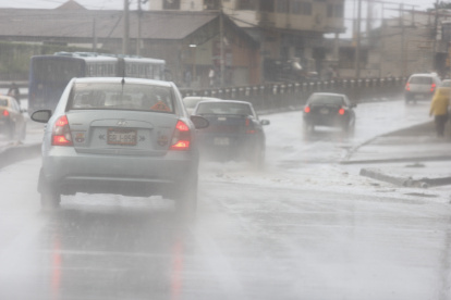 En Ecuador se han presentado fuertes lluvias que han inundado varios cantones.