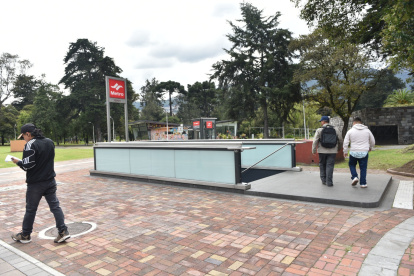 Estaciones. Hubo paradas del metro donde se colocó bandas de peligro para evitar el acceso a los usuarios. Algunos desconocían de la suspensión que rige desde la semana pasada.
