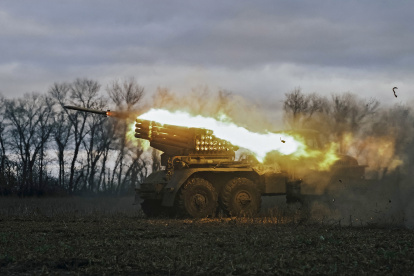 Imagen de archivo de la ofensiva de fuerzas ucranianas en el frente de Bajmut. EFE/EPA/GEORGE IVANCHENKO