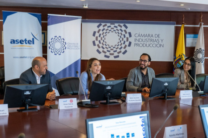 María-Paz Jervis (c), presidenta de la Cámara de Industrias y Producción.