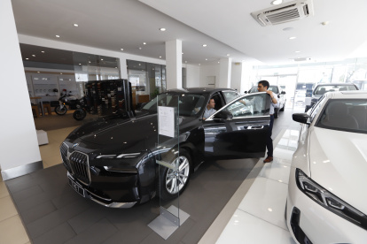 Exposición. El nuevo BMW serie 7 del 2023, una marca premium.